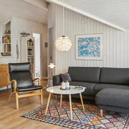 3 Bedroom Awesome In Casa de Férias Dannemare